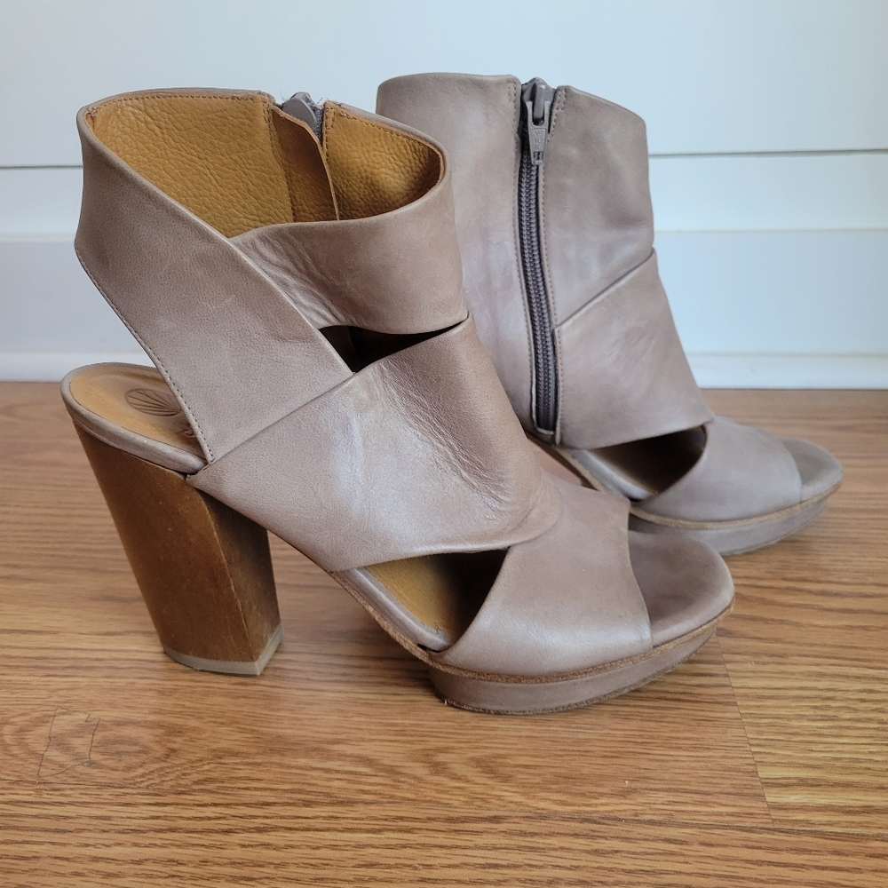 Coclico Taupe Heels